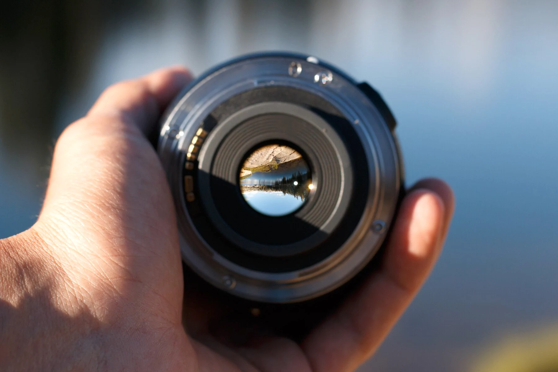Tiêu cự lý tưởng cho việc chụp ảnh sản phẩm là 50mm hoặc 100mm.